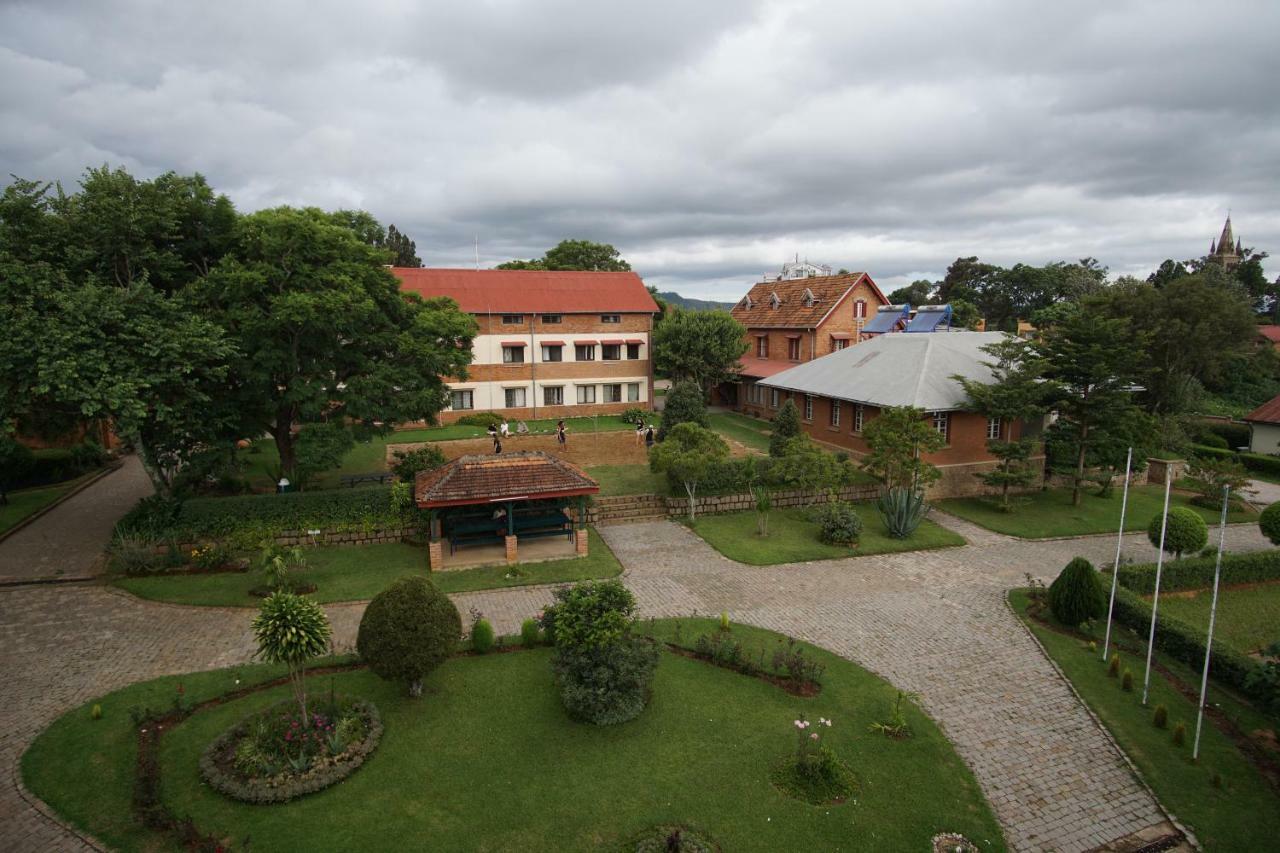 Lovasoa 4C Hotel Antsirabe Exterior photo